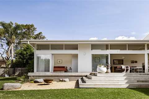 A ’70s Beach House in Australia Goes From Basic to Breathtaking