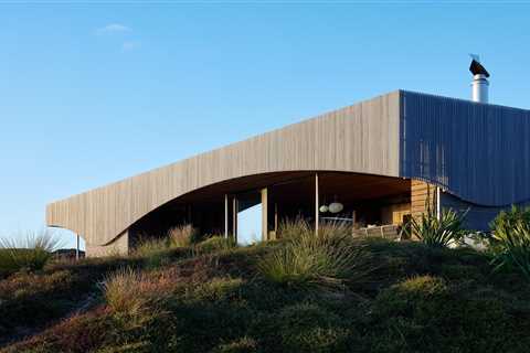 A New Zealand Beach Home Waves Back at Its Surrounding Dunescape