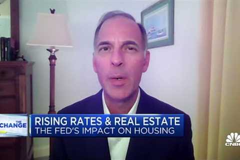 Housing market was already dropping into recession, says Moody''s economist Mark Zandi