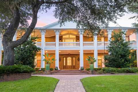 A One-of-a-Kind Panama City Estate With Bay Views and Custom Finishes Lists for $4.2M