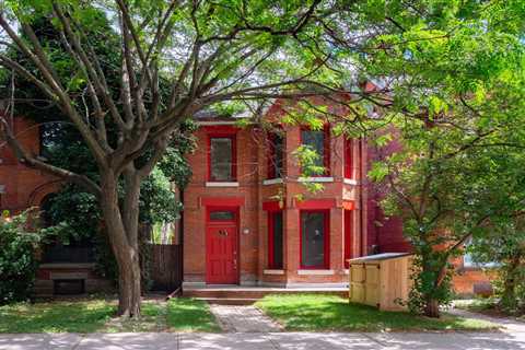 In Toronto, a Townhouse Maintains a Punchy Profile While Fitting in With Its Neighbors