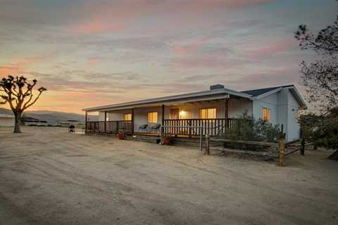 Near Joshua Tree, a Fully Furnished Desert Getaway Seeks $699K