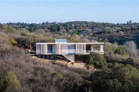 Moveable Screens Let the Owners of This Prefab Home Adjust Light and Airflow