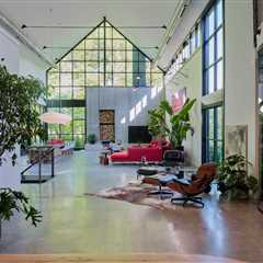 A Glass Barn in Pennsylvania Frames Nature Like Art