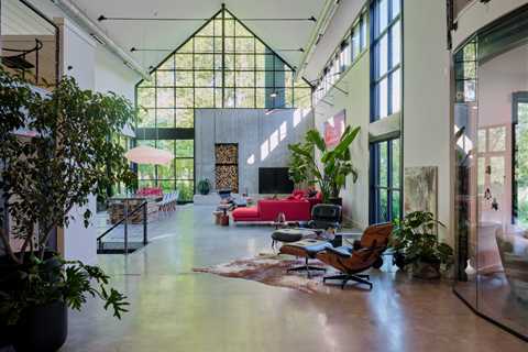 A Glass Barn in Pennsylvania Frames Nature Like Art