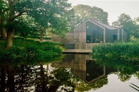 The Roof of This Barnlike U.K. Home Takes a Surprising Turn