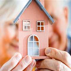 Senior Living Communities vs Aging at Home: Pros and Cons