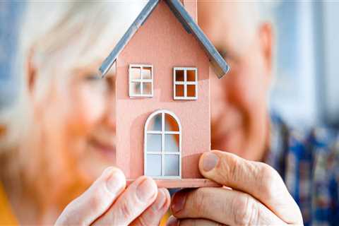 Senior Living Communities vs Aging at Home: Pros and Cons