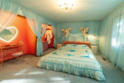 The Content Creators Who Turned an Obsession With Vintage Love Motels Into One